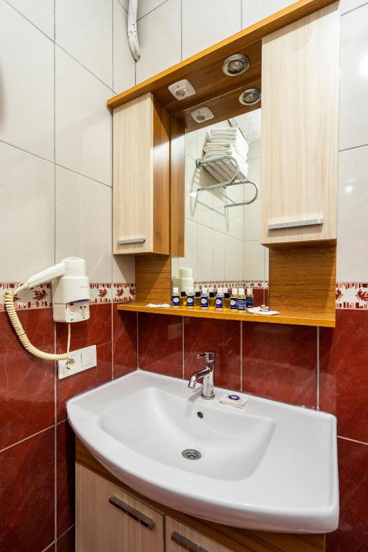 Deluxe Triple Room image 3