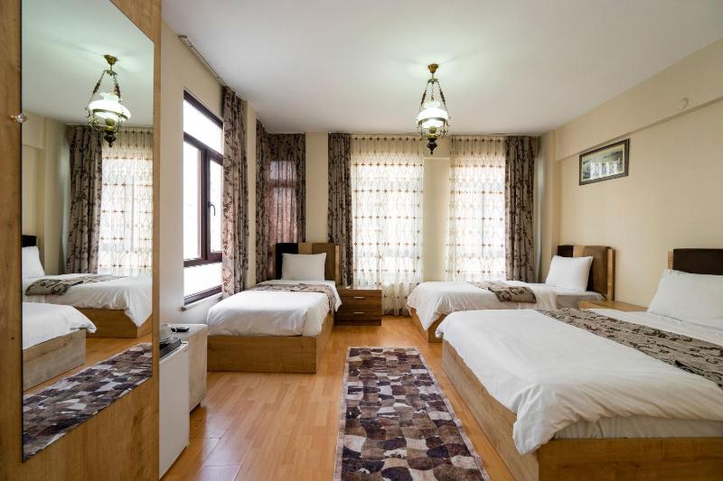 Deluxe Triple Room image 4