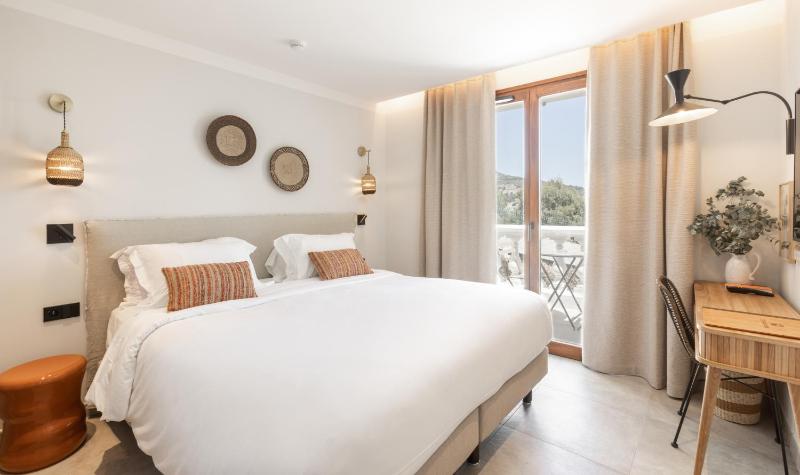 Double or Twin Room with Partial Sea View image 1