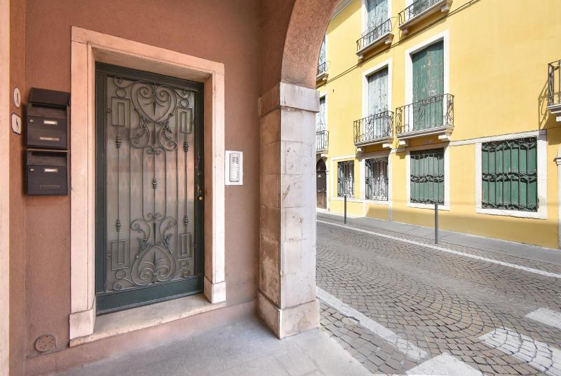 Two-Bedroom Apartment - Via Seminario, 8 image 3