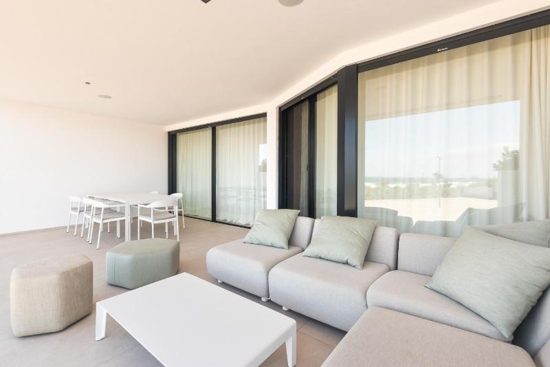 Infinity 0-8 LUXE SEA VIEW 2B - image 3