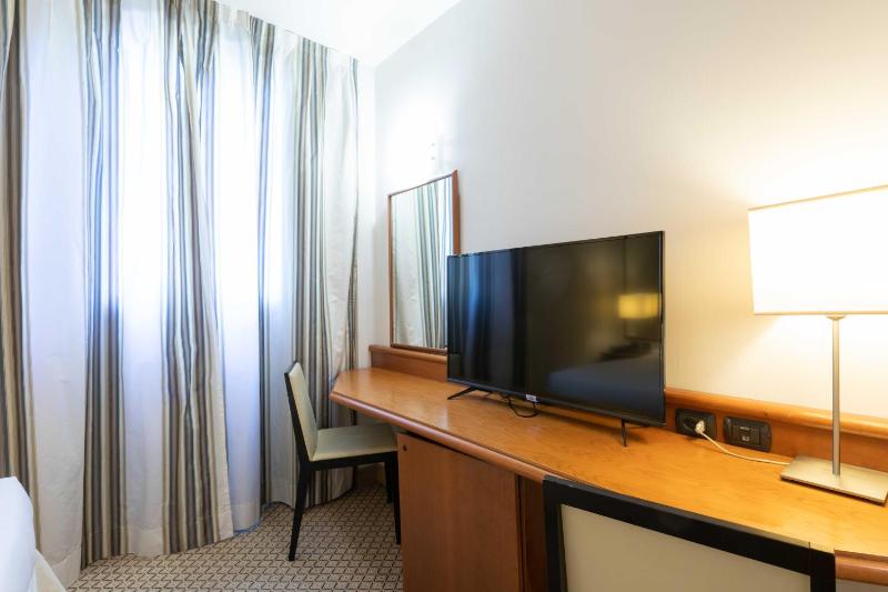 Classic Double or Twin Room image 4