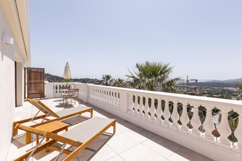 King Suite with Sea View image 2