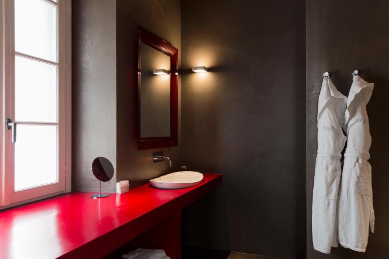 Deluxe Double Room image 2