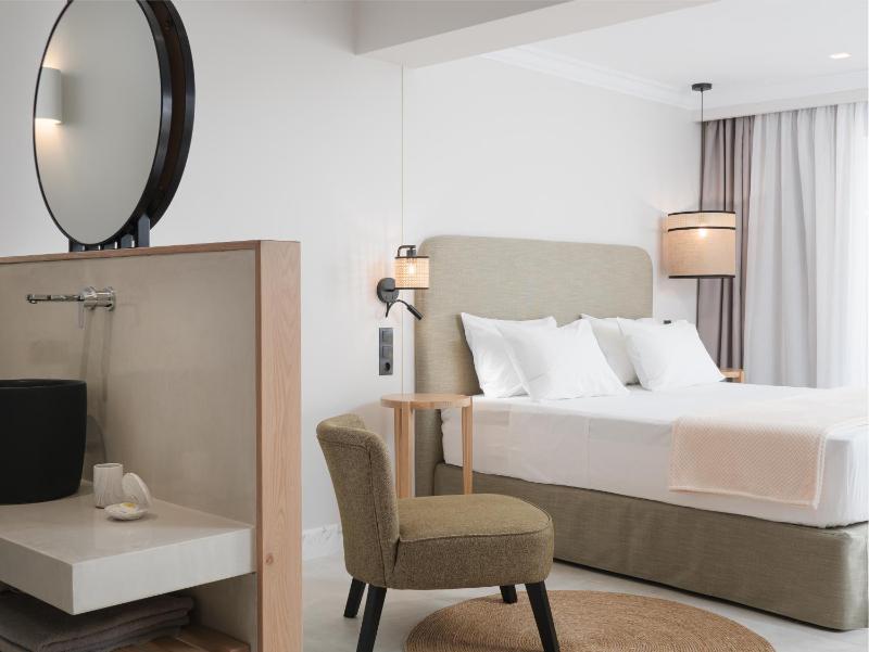 Suite with Side Sea View image 3