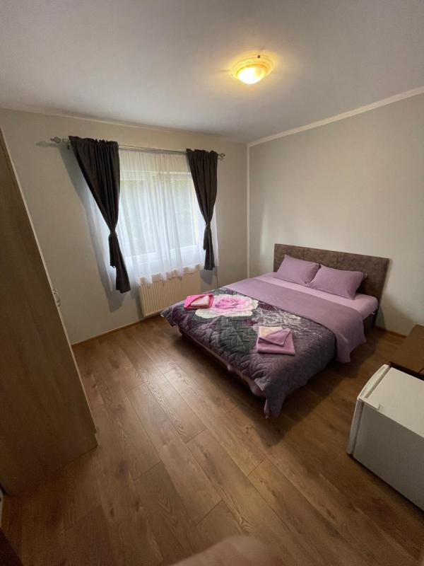 Standard Double Room with Shared Bathroom image 2
