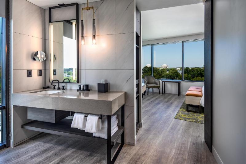 Deluxe King Room image 3