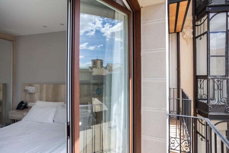Double Room with Balcony image 2