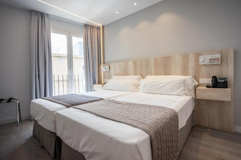 Double Room with Balcony image 4