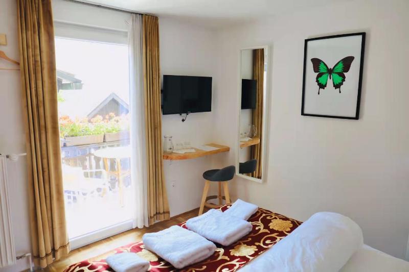 Economy Double Room image 4