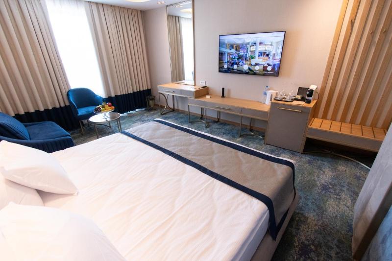 Deluxe Double or Twin Room - Free Beach Access image 4