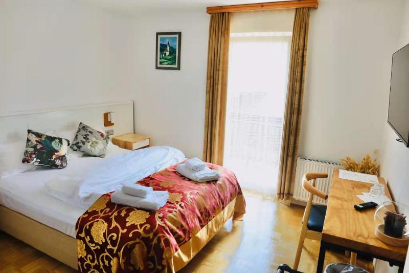 Standard Double Room with Balcony image 3