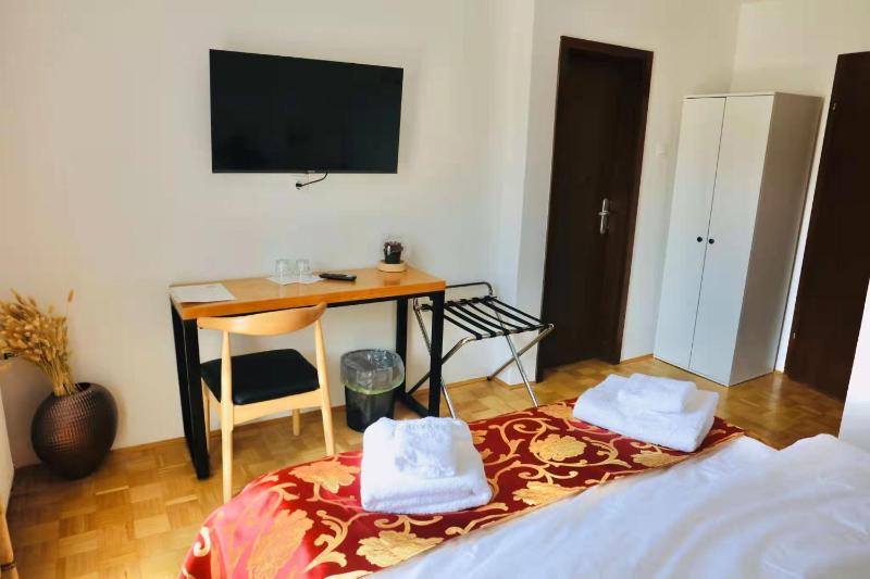 Standard Double Room with Balcony image 4