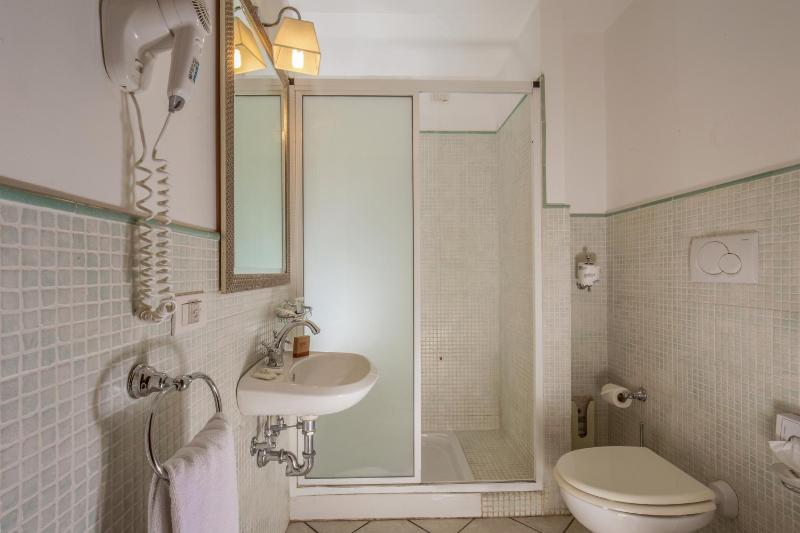 Economy Double Room image 3