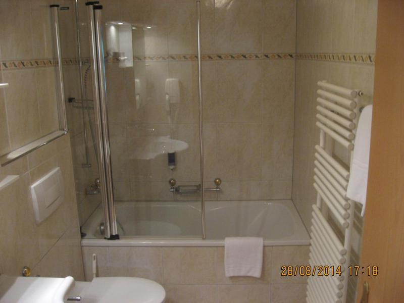 Deluxe Twin Room image 1
