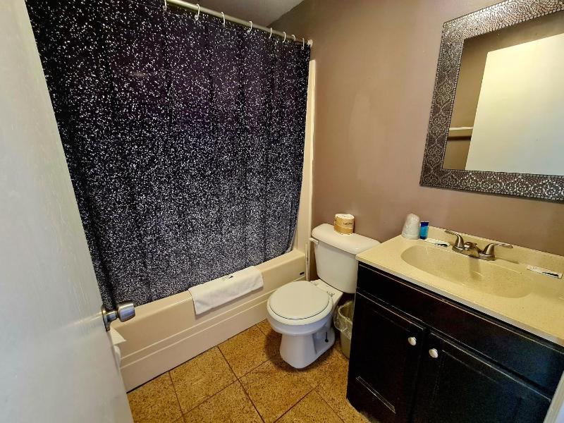 Queen Room with Two Queen Beds image 4