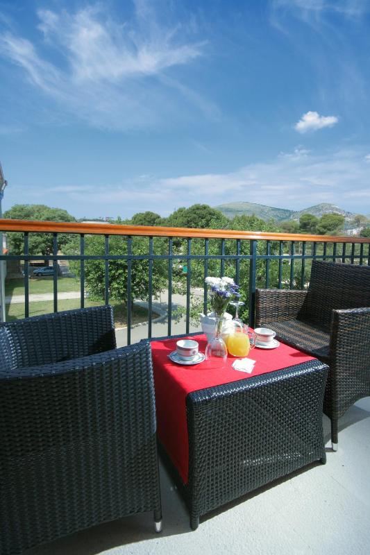 Deluxe Double Room with Balcony image 2