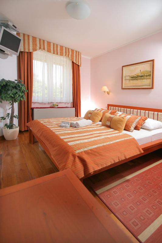 Deluxe Double Room with Balcony image 4