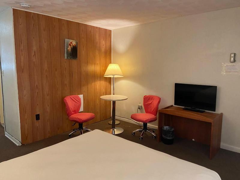 Standard Queen Room with One Queen Bed - Non-Smoking image 4