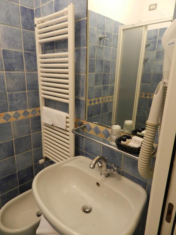 Twin Room image 3