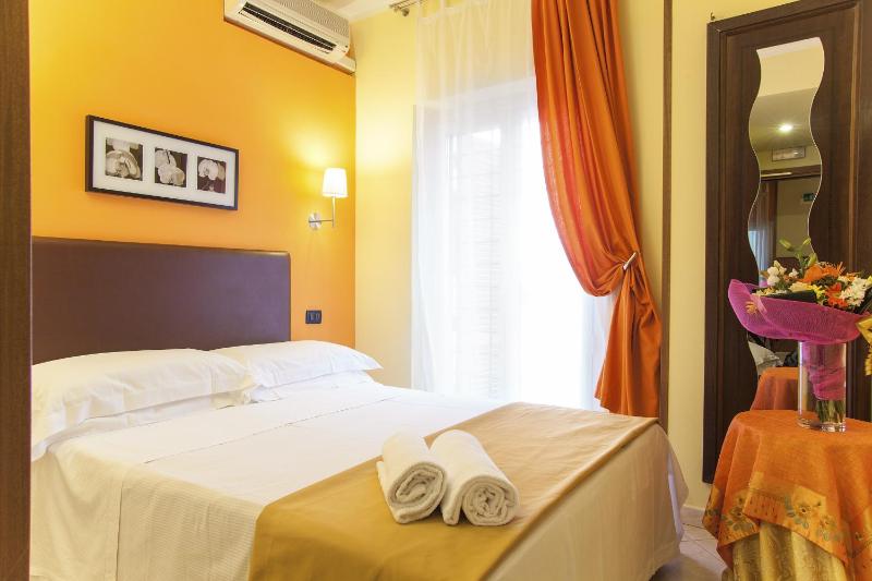 Small Double Room image 4