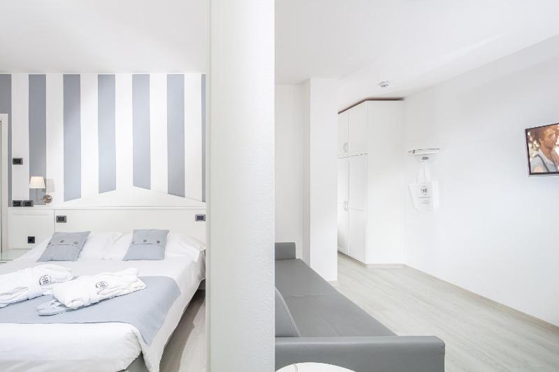 Suite with Sea View image 4
