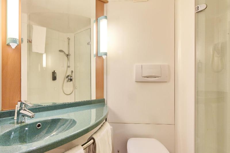 Standard Room with 1 Double and 1 Single Bed image 4