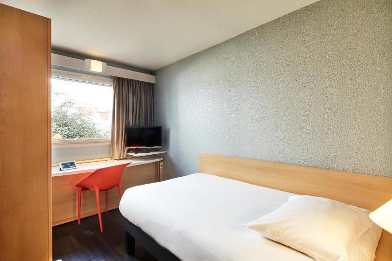 Standard Single Room image 3