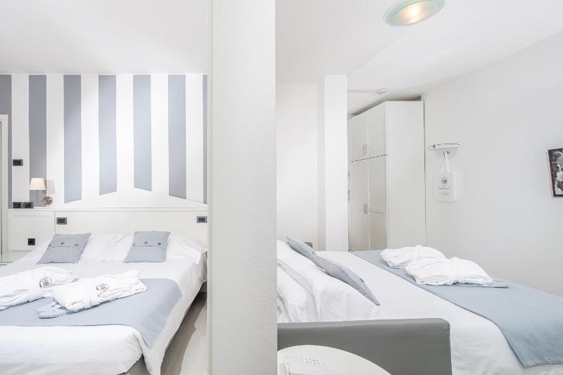 Two Connecting Rooms with Sea View image 3
