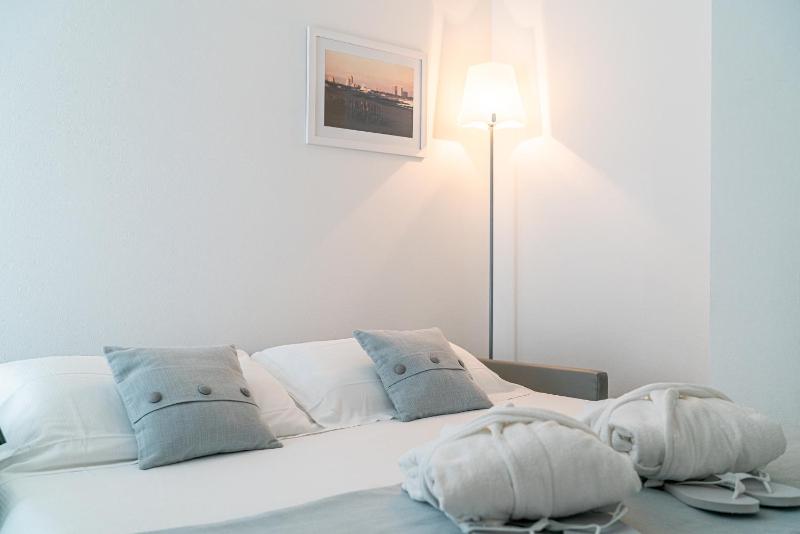 Two Connecting Rooms with Sea View image 4