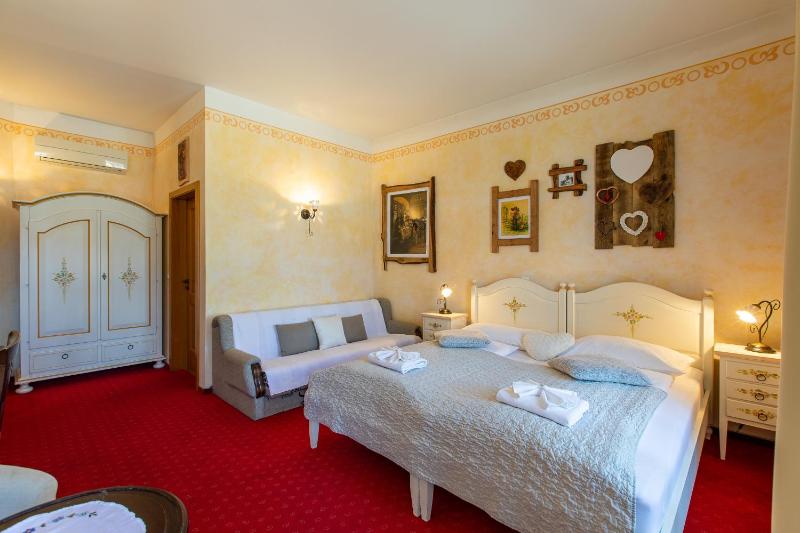 Double Room with Balcony (2 Adults + 1 Child) image 4