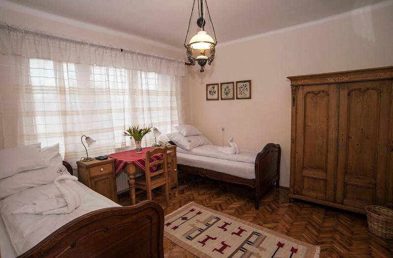 Twin Room image 4