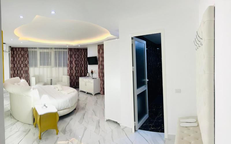 Deluxe Suite image 3