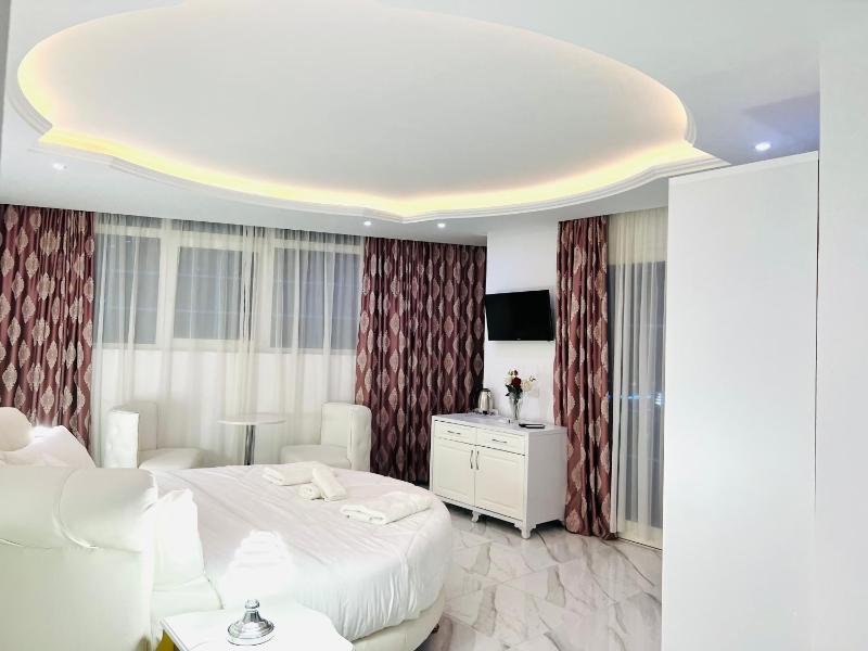 Deluxe Suite image 4