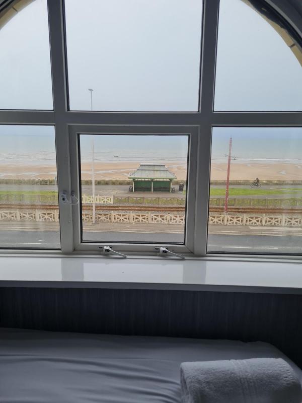 Twin Room with Sea View image 4