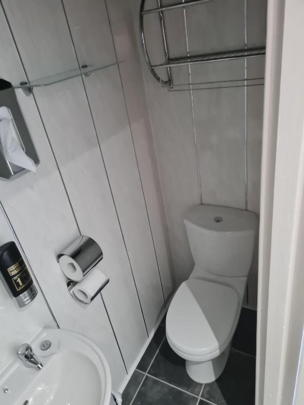 Twin Room image 4