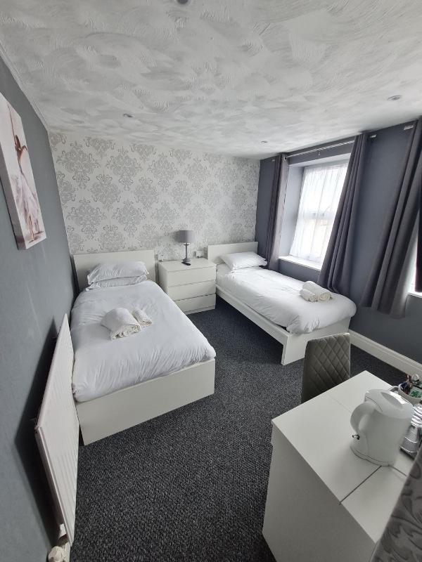 Twin Room image 3