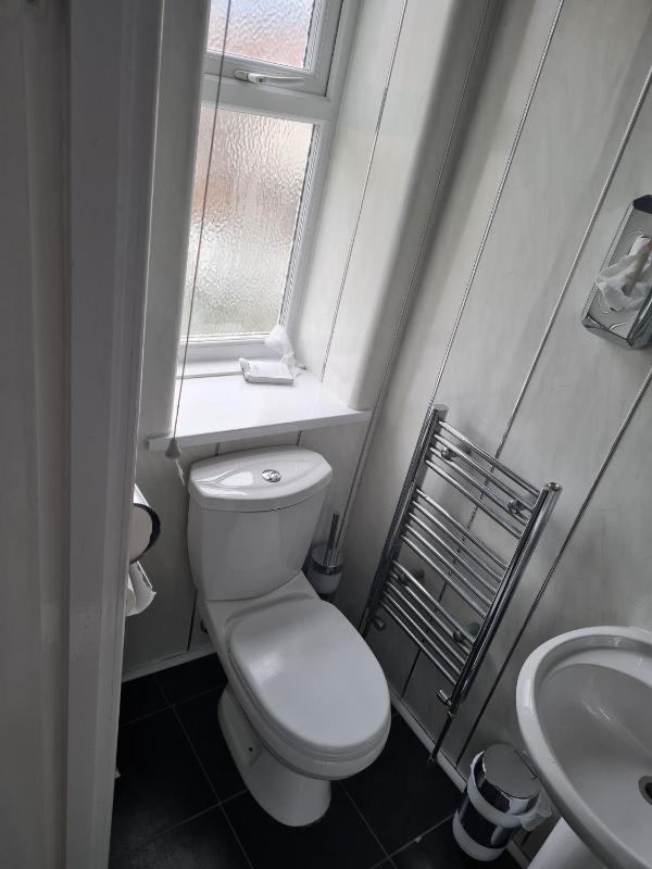 Twin Room image 2