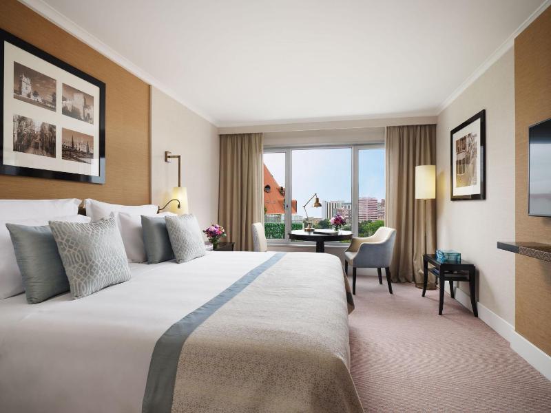 Deluxe King Room with City View image 3