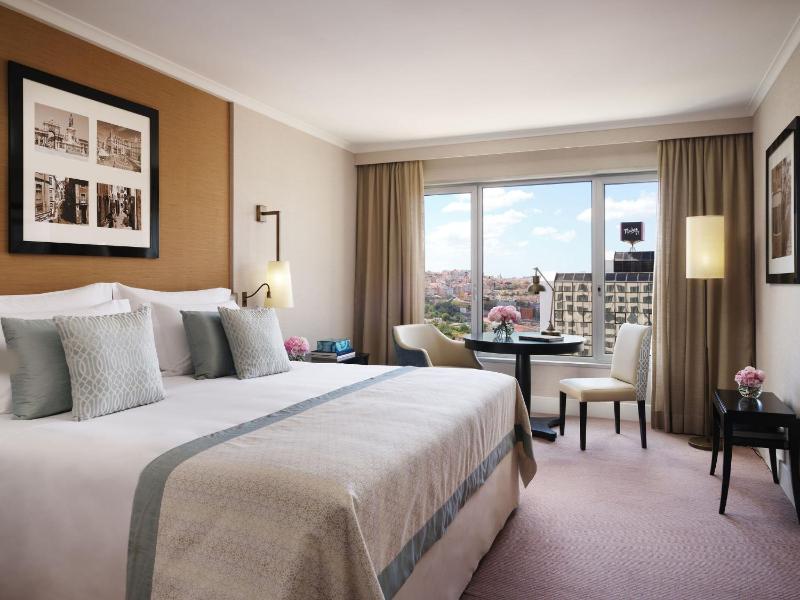Deluxe King Room image 3