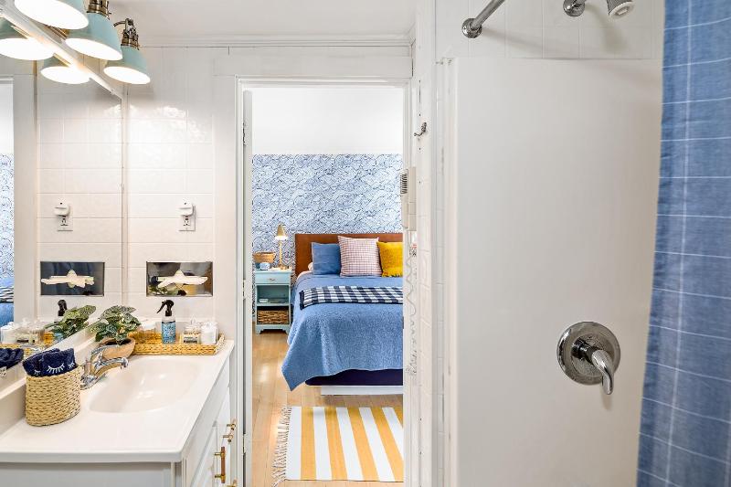 Queen Room with Full Bathroom image 3