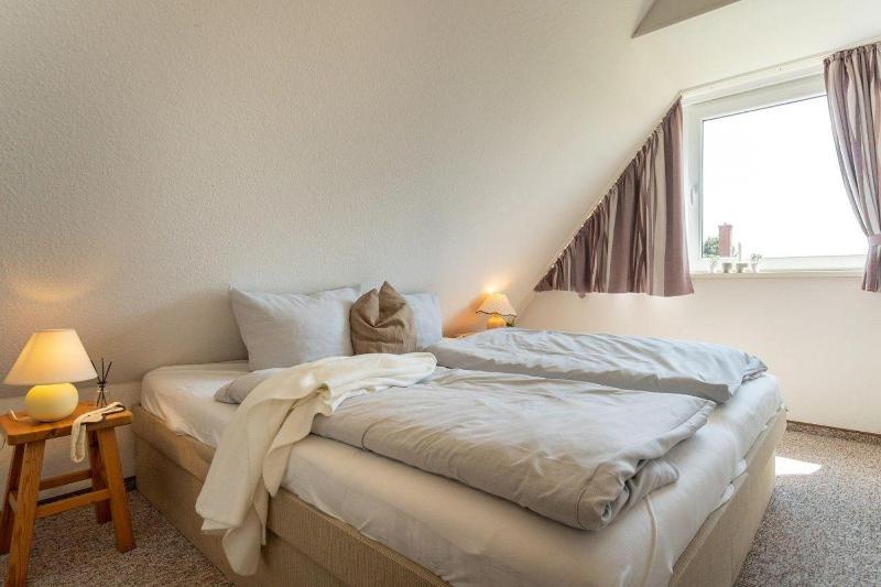 Am-hohen-Ufer-Reetdach-Haus-Ocean-Breeze-136 - image 4