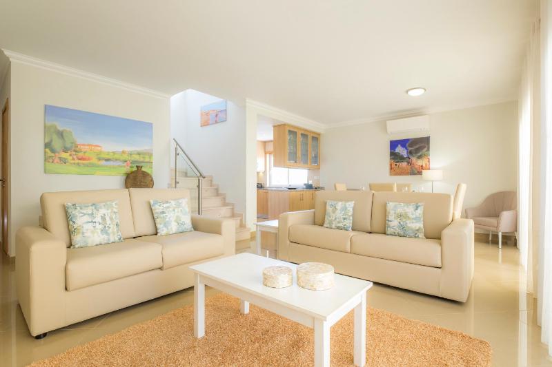 Three-Bedroom Premium Townhouse (Free Spa Included) image 4