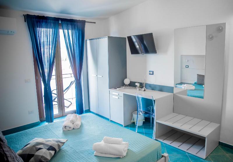Double Room with Balcony and Sea View image 2