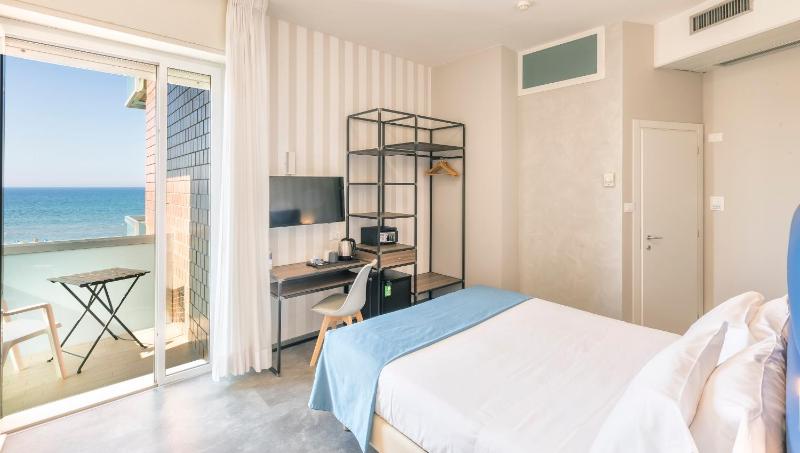 Comfort Triple Room with Sea View image 3