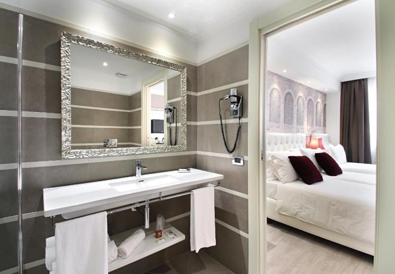 Deluxe Triple Room image 3