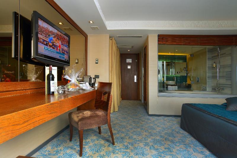 Executive Double Room with Bath and Balcony image 2