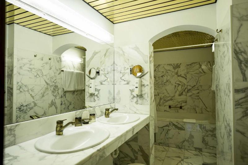 Deluxe Suite with Balcony image 3