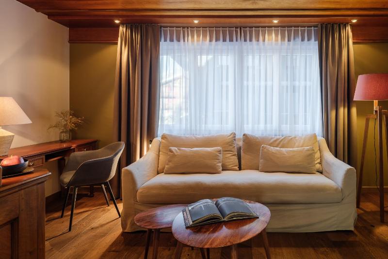 Deluxe Suite with Balcony image 4