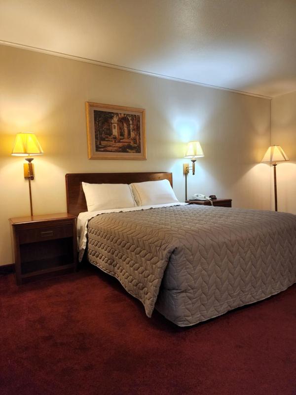 Queen Room - Non-Smoking image 4